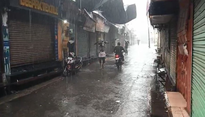 Sambhal : रातभर की बारिश से सम्भल शहर जलमग्न, जिला अस्पताल, रोडवेज समेत कई इलाकों में भरा पानी