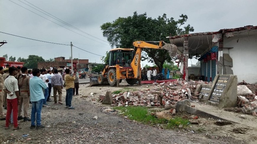मियां पुरवा चौराहे पर प्रशासन की बड़ी कार्रवाई: सरकारी जमीन से हटाया गया अतिक्रमण, मकान-दुकान और मस्जिद ध्वस्त। 