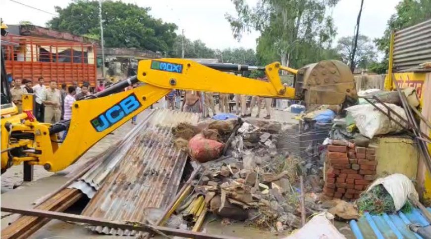 Sambhal : सम्भल मंडी समिति में चला बुलडोजर, 70 दुकानों में से 10-15 पर हुई कार्यवाही
