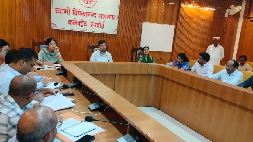 Hardoi : परीक्षा केंद्रों पर सभी आवश्यक सुविधाएं सुनिश्चित कर ली जाएः-जिलाधिकारी