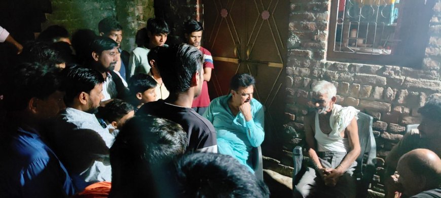 Hardoi : मृतकों के परिजनों से मिलकर पूर्व विधायक आसिफ खा बब्बू ने दुख जताया और ढांढस बंधाया