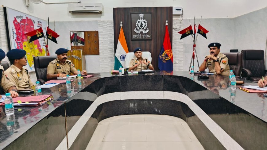 Hardoi : हरदोई में पुलिस लाइन सभागार में हुई समीक्षा बैठक, एसपी ने दिशा-निर्देश दिए
