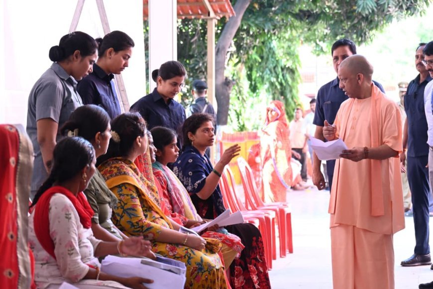 Gorakhpur : जनता दर्शन में सीएम योगी ने 250 लोगों की समस्याएं सुनीं, निस्तारण के लिए दिए जरूरी निर्देश
