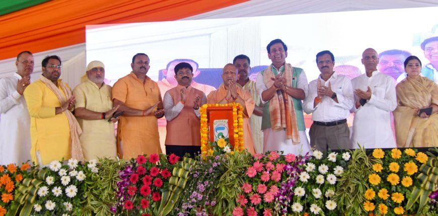 Gorakhpur : गीडा को मुख्यमंत्री ने दी 2251 करोड़ रुपये के निवेश और विकास परियोजनाओं की सौगात, बोले- गुंडा टैक्स सपा सरकार का संस्कार था