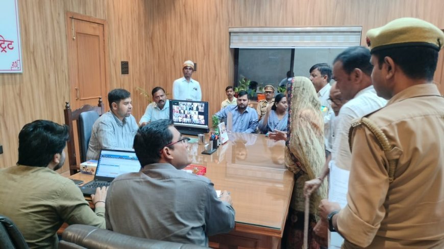 Hardoi : कलेक्ट्रेट में जन सुनवाई- डीएम ने 81 शिकायतों पर त्वरित कार्रवाई के निर्देश दिए