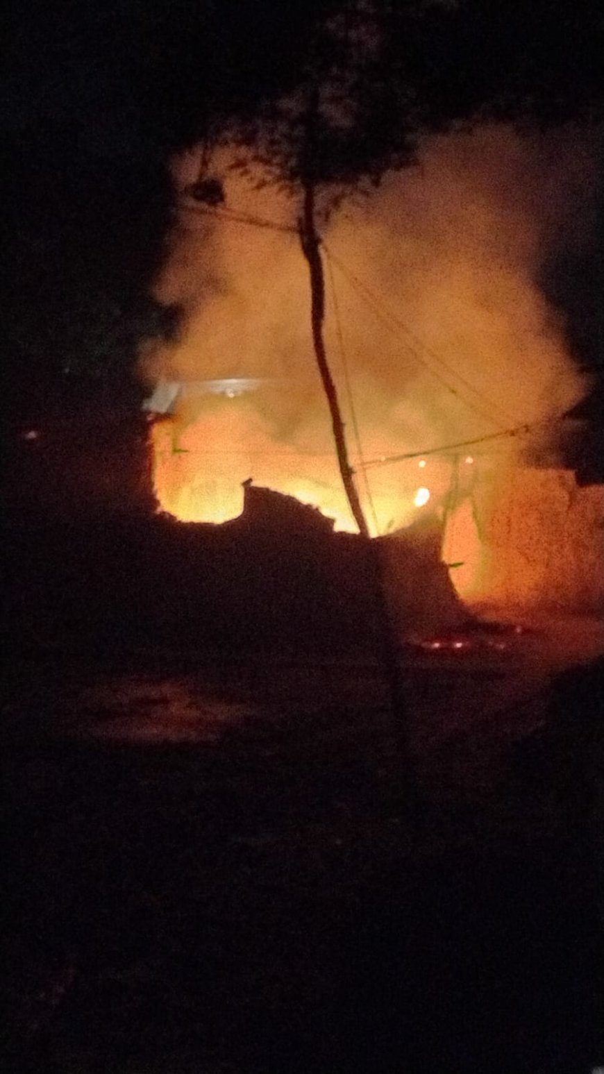 Hardoi : श्रीमऊ में गैस सिलेंडर से लगी आग, झोपड़ी और गृहस्थी जलकर राख, 35 से 40 हजार का नुकसान