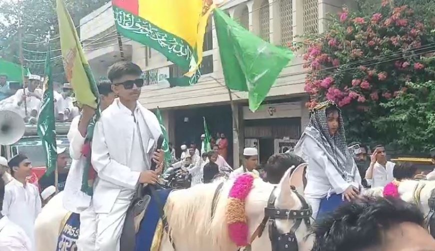 Sambhal : ईद मिलादुन्नबी पर निकला जुलूस-ए-मोहम्मदी, गूंजे लब्बैक या रसूल अल्लाह के नारे, देशभक्ति और धार्मिक रंग में रंगा शहर