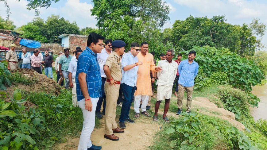 Hardoi : जिलाधिकारी व पुलिस अधीक्षक ने किया बाढ़ प्रभावित क्षेत्र का दौरा