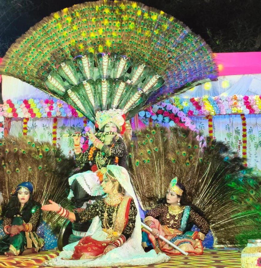 Sitapur : बड़ी धूमधाम से मनाया गया श्री कृष्ण जन्माष्टमी जलविहार कार्यक्रम, मनमोहक झाँकियां देखकर जयकारों से गुंजायमान हुआ पंडाल