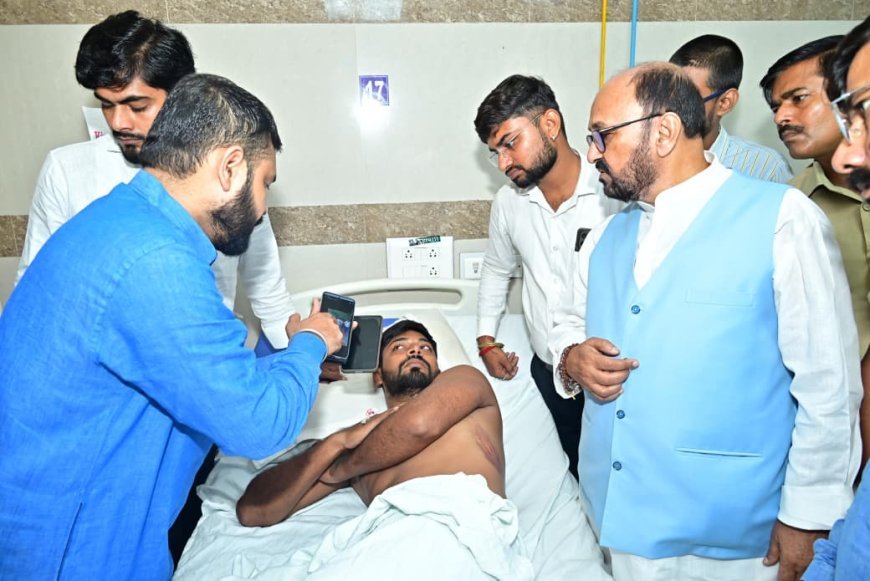 Lucknow : उच्च शिक्षा मंत्री योगेंद्र उपाध्याय ने केजीएमयू में घायल छात्रों से मुलाकात की, दोषियों के खिलाफ सख्त कार्रवाई का आश्वासन