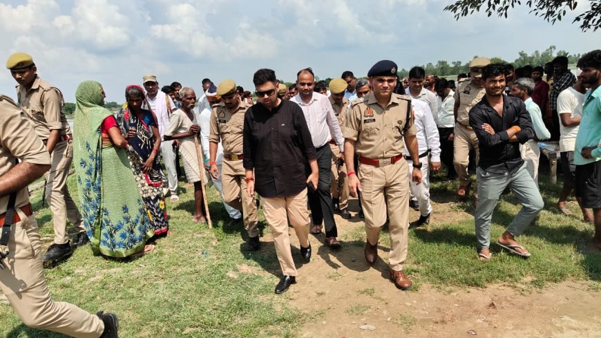 Hardoi : बाढ़ पीड़ितों तक भोजन, पानी आदि सभी व्यवस्थायें पहुंचायी जायेगी:- जिलाधिकारी