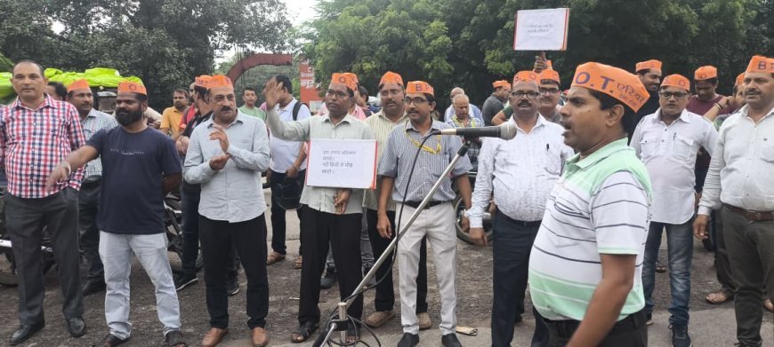 Kanpur : आयुध निर्माणी के मुख्य द्वार पर छ :दिवसीय महापंचायत धरना