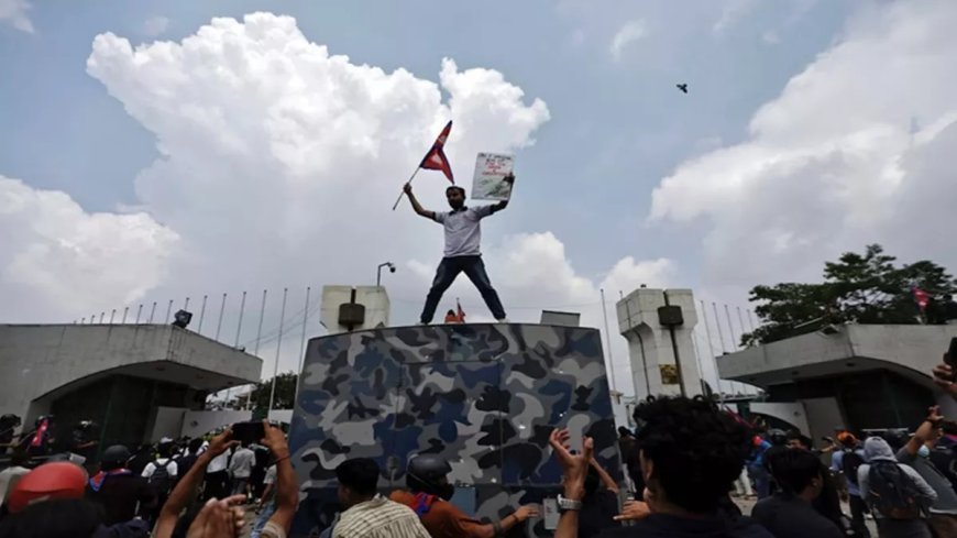 नेपाल में 48 घंटों का अभूतपूर्व संकट- सोशल मीडिया बैन से हिंसा और सत्ता परिवर्तन तक