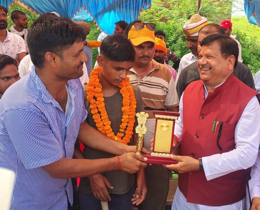 Sitapur : नगर विकास राज्यमंत्री राकेश राठौर गुरु ने क्रिकेट टूर्नामेंट खिलाड़ियों को किया सम्मानित