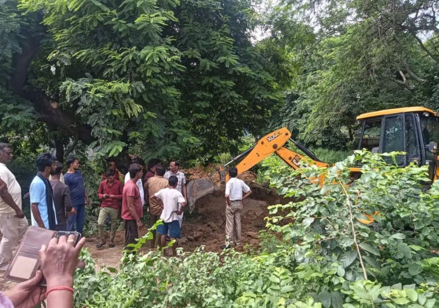 Hardoi : सांडी में मस्जिद की जमीन पर नाले के निर्माण को लेकर विवाद, पुलिस ने संभाली स्थिति