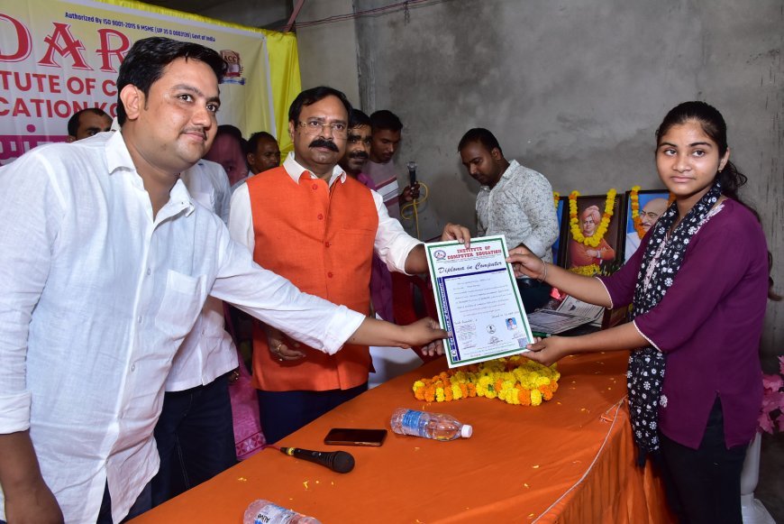 Hardoi : कोथावां में सांसद अशोक रावत ने कंप्यूटर परीक्षा उत्तीर्ण छात्रों को बांटे प्रमाण पत्र