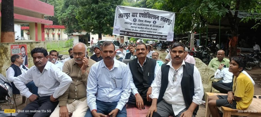 Sitapur : भ्रष्टाचार के विरुद्ध अधिवक्ताओं का प्रदर्शन रहा जारी, एसडीएम, तहसीलदार व प्राइवेट कर्मचारियों को हटाने की मांग पर अड़े अधिवक्ता