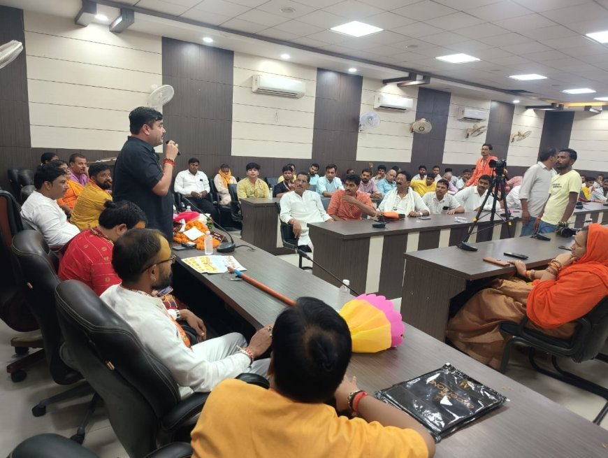 Sitapur : केसरिया हिंदू वाहिनी की क्षेत्रीय कार्यकारिणी की बैठक सम्पन्न, बैठक में करीब 15 जिले के वरिष्ठ पदाधिकारी रहे मौजूद