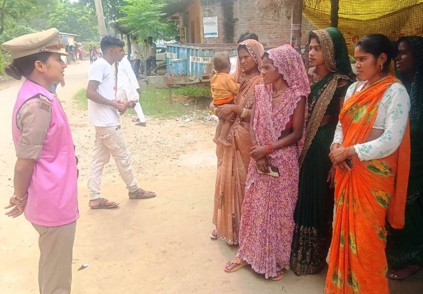 Hardoi : अरवल में एंटी रोमियो अभियान- पुलिस ने महिलाओं को सुरक्षा के लिए किया जागरूक, आपातकालीन नंबर साझा किए