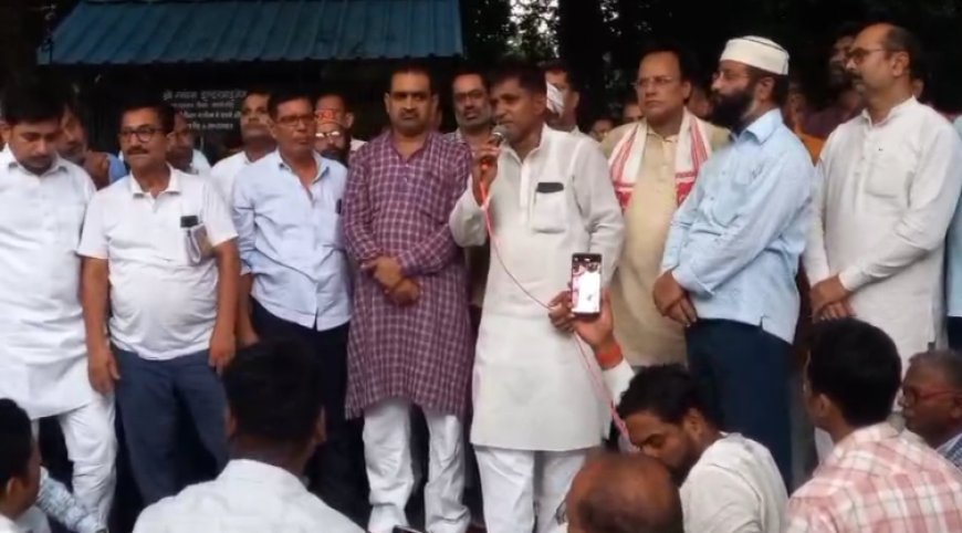 Ballia : TET के विरोध शिक्षकों का कलेक्टर परिसर में जबरदस्त प्रदर्शन, ज्ञापन नहीं लिए जाने पर शिक्षकों द्वारा जिलाधिकारी के सभी आदेशो का पालन न करने का निर्णय