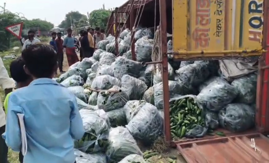 Hardoi : गाय के सामने आने से सब्जी लदी डीसीएम पलटी, क्लीनर को मामूली चोट