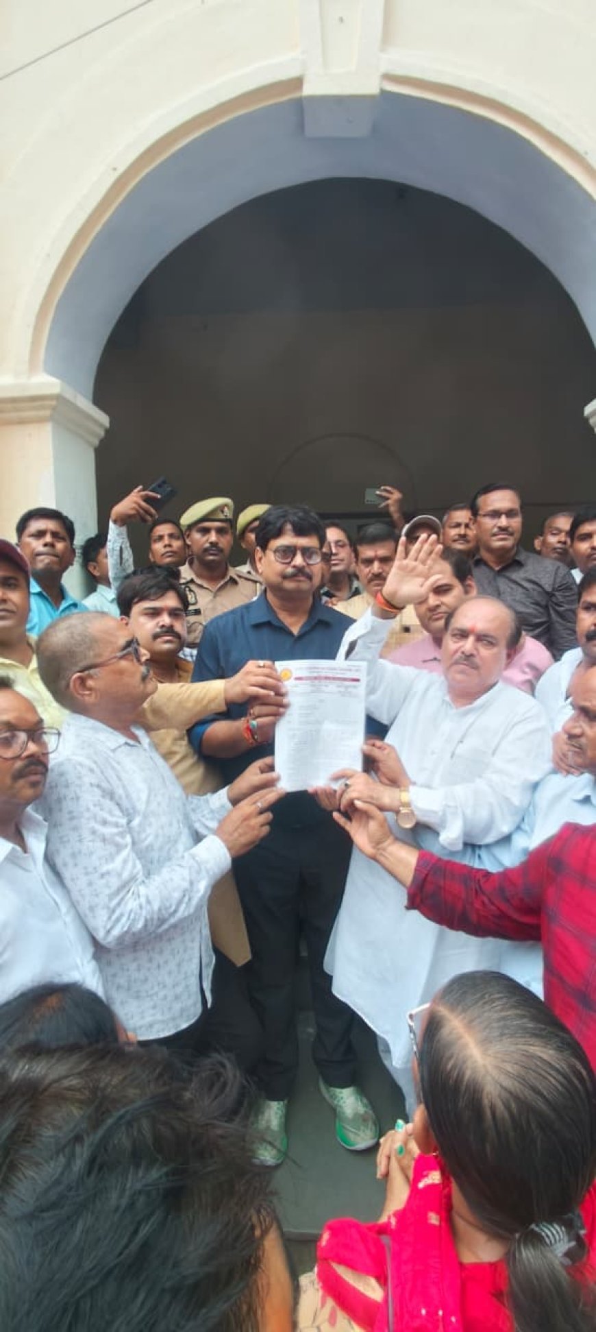 Hardoi : शिक्षकों ने ज्ञापन देकर माँगा न्याय, शिक्षक पात्रता परीक्षा का विरोध