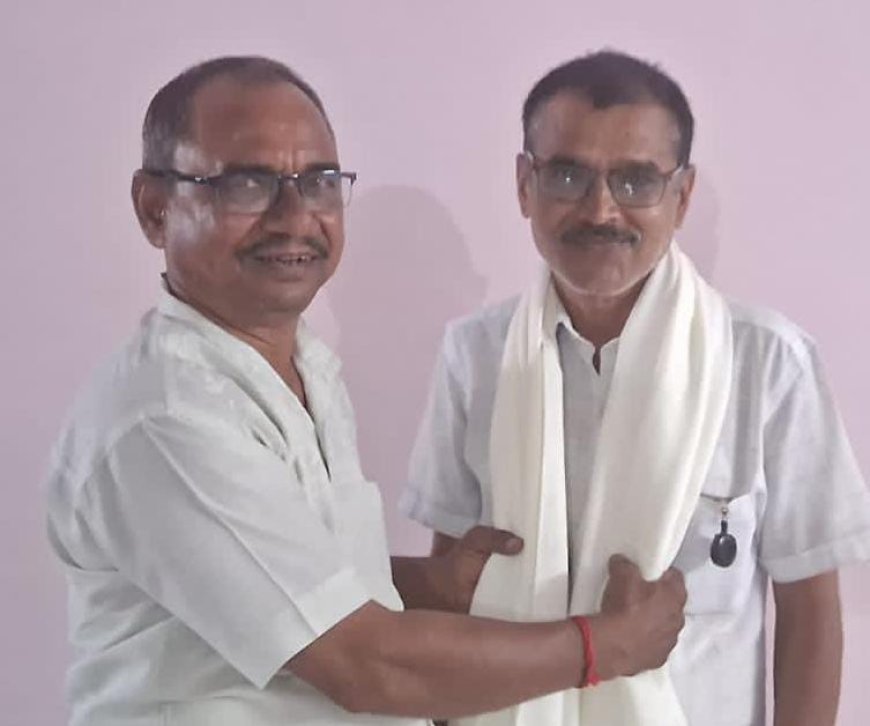 Hardoi : विश्वकर्मा जयंती पर मान्यता प्राप्त पत्रकार को किया गया सम्मानित