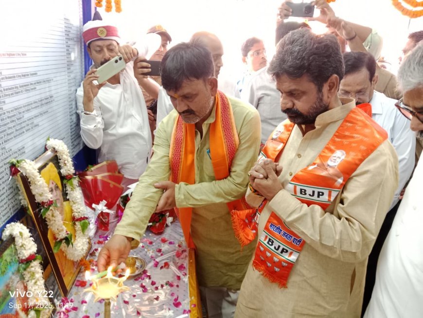 Ballia : प्रभारी मंत्री ने स्वस्थ नारी सशक्त परिवार’ अभियान, स्वास्थ्य मेले का वैदिक मंत्रोच्चार व दीप प्रज्वलित कर कार्यक्रम का हुआ शुभारंभ