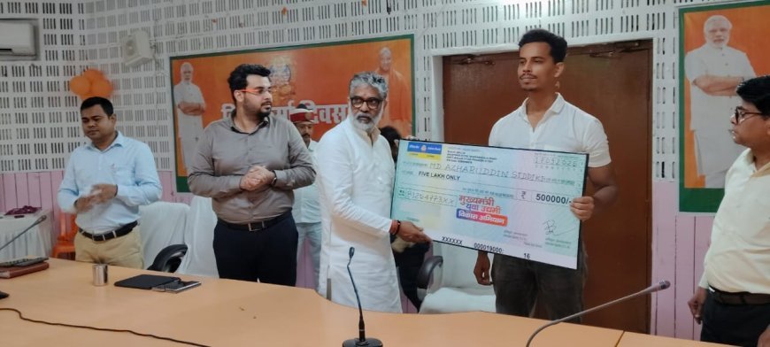 Ballia : विश्वकर्मा दिवस पर आयोजित कार्यक्रम में सांसद नीरज शेखर ने लाभार्थियों को किया सम्मानित, युवाओं को आत्मनिर्भर बनने का दिया संदेश