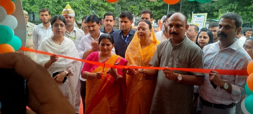 Hardoi : सेवा पखवाड़ा के तहत शहीद उद्यान में चित्र प्रदर्शनी का उद्घाटन, जनकल्याण योजनाओं पर जानकारी दी गयी