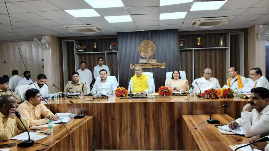 Lucknow : पंचायतीराज तथा अल्पसंख्यक कल्याण मंत्री ओम प्रकाश राजभर ने प्रभार जनपद में विकास कार्यों व कानून व्यवस्था के सम्बन्ध में उ0प्र0 मुख्यमंत्री डैशबोर्ड के माध्यम से समीक्षा बैठक की