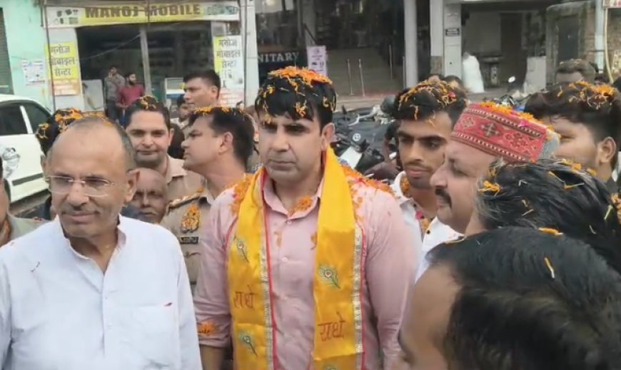 Sambhal : सम्भल से ASP अनुज चौधरी का तबादला, लोगों ने की जमकर पुष्पवर्षा, घोड़ा-बग्घी भी पहुंची विदाई में