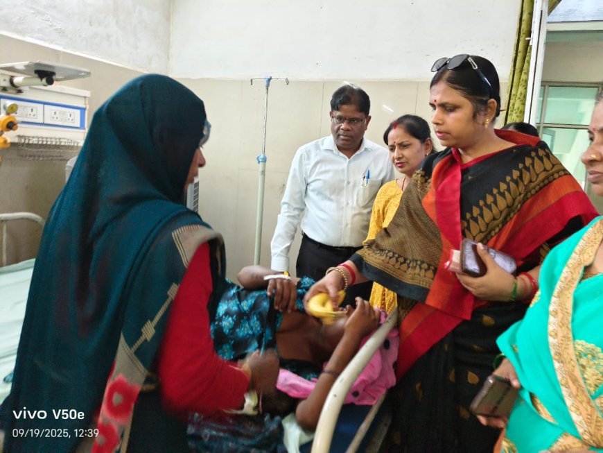 Hardoi : भाजपा महिला मोर्चा ने हरदोई मेडिकल कॉलेज में मरीजों को बांटे फल