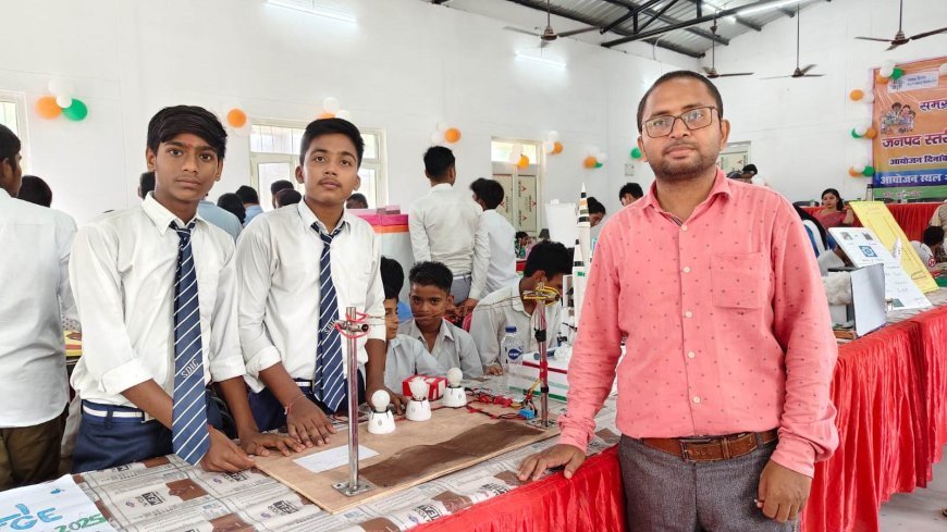 Hardoi : स्कूल में बच्चों ने बेकार सामग्री से बनाईं उपयोगी वस्तुएं, दिया पर्यावरण संरक्षण का संदेश