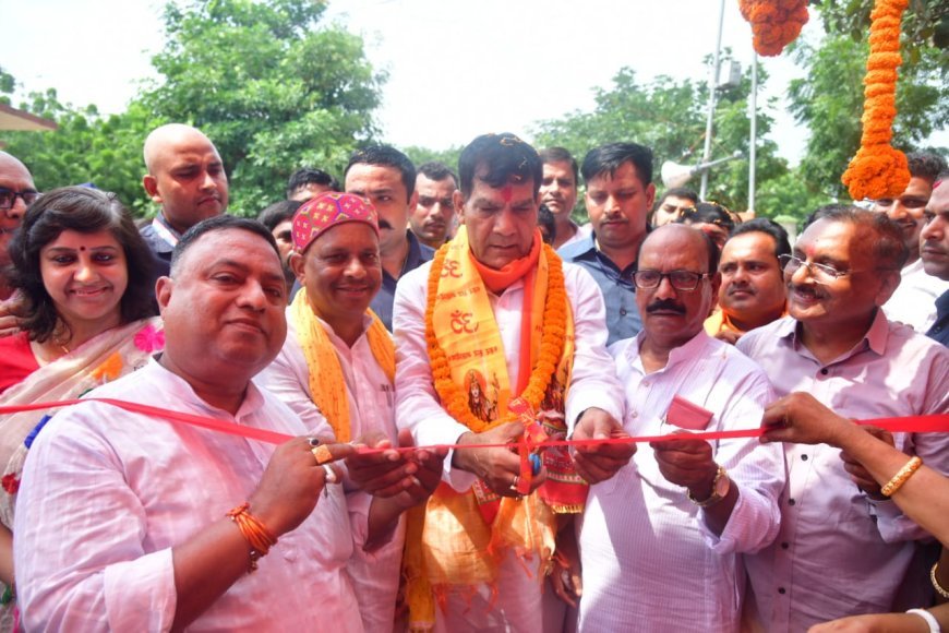 Lucknow : मंत्री एके शर्मा ने सेवा पखवाड़ा और दुर्गा मेला में हिस्सा लिया, महिलाओं का किया उत्साहवर्धन