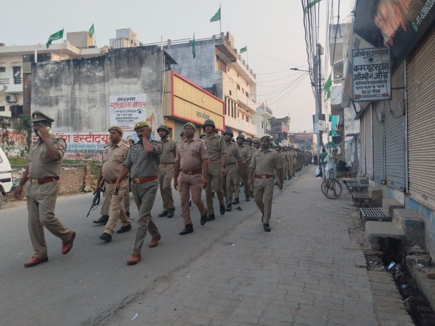 Hardoi : संडीला में पुलिस ने रिक्रूट्स के साथ पैदल गस्त कर नागरिकों में सुरक्षा का संदेश