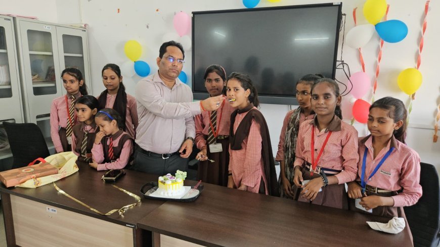 Hardoi : बालिका सशक्तीकरण की प्रतीक मीना का जन्मदिवस मनाया, केक काटा और मिठाई बांटी