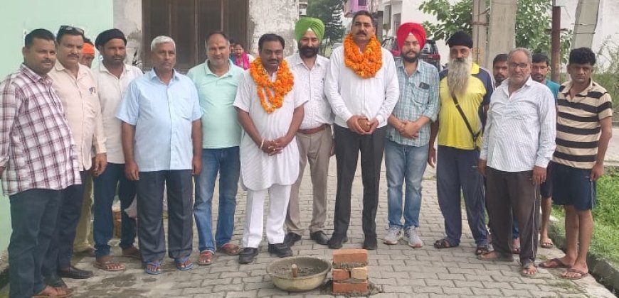 Uttrakhand : बाजपुर में विकास कार्यों के एवज में दो टाइल्स सड़कों और छठ पूजा घाट का शिलान्यास किया