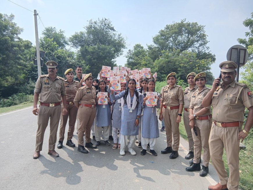 Hardoi : मिशन शक्ति फेस 5.0 के तहत बालिकाओं को सरकारी हेल्पलाइन और योजनाओं की जानकारी दी