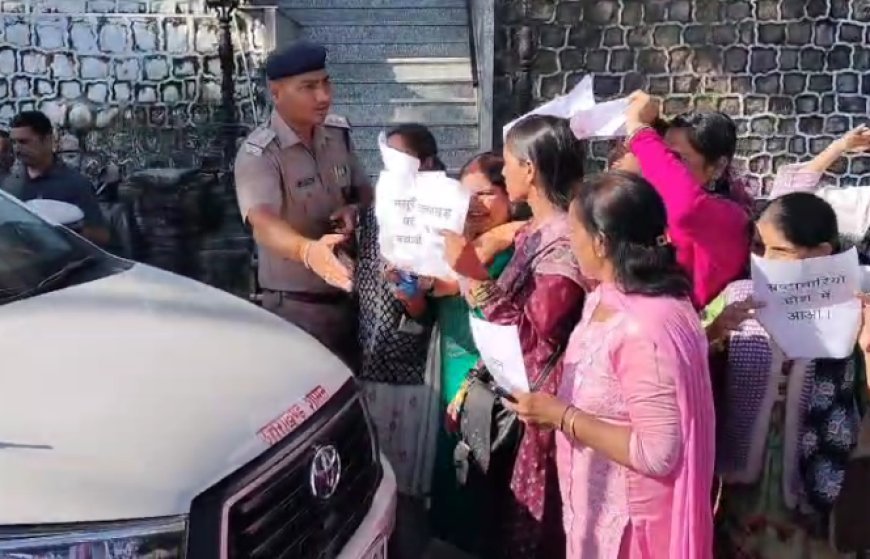 Mussoorie : अवैध खनन के खिलाफ कांग्रेस कार्यकर्ताओं ने कैबिनेट मंत्री गणेश जोशी का घेराव किया