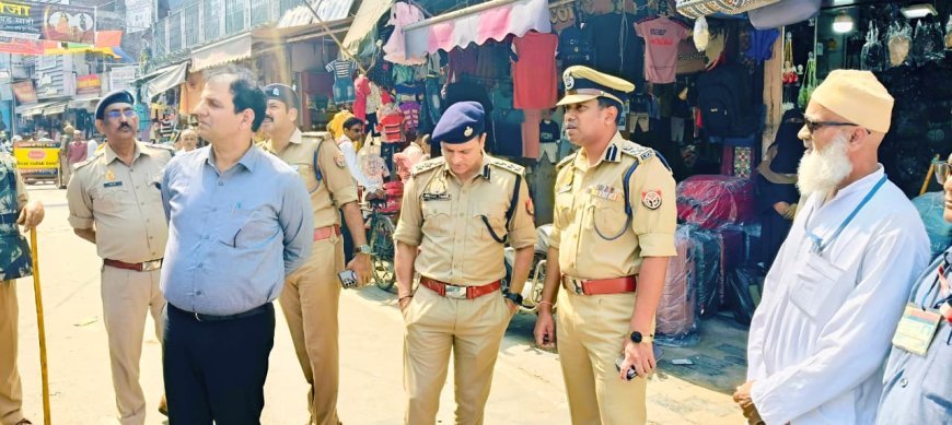 Saharanpur : पुलिस ने त्योहारों से पहले पुलिस उपमहानिरीक्षक और एसएसपी ने बाजार क्षेत्र में पैदल गश्त कर सुरक्षा व्यवस्था का लिया जायजा