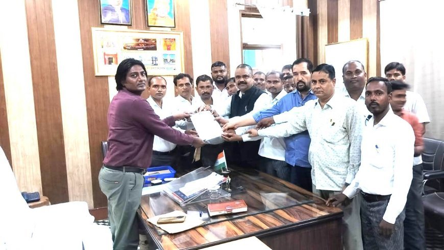 Sitapur : मिश्रिख तहसील में अधिवक्ताओं ने सिविल कोर्ट के पीठासीन अधिकारी और स्टाफ की शीघ्र नियुक्ति की मांग की