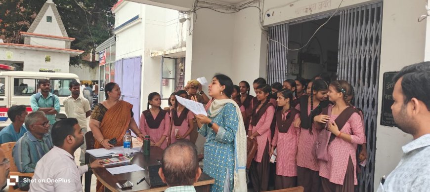 Hardoi : मिशन शक्ति 5.0- संडीला में जॉइंट मजिस्ट्रेट ने छात्राओं को दी सुरक्षा और स्वावलंबन की जानकारी