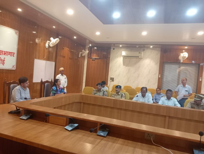 Hardoi : सड़क सुरक्षा समिति की बैठक में जिलाधिकारी ने दिए ब्लैक स्पॉट सुधारने के निर्देश