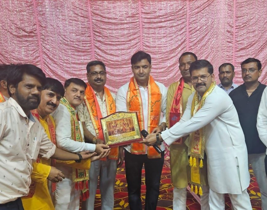 Kanpur : श्री गीता पार्क रामलीला कमेटी के अध्यक्ष ने अतिथियों का स्वागत किया