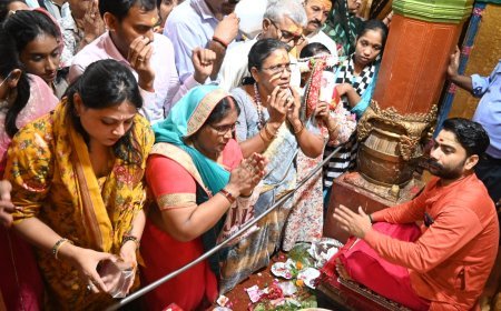 Lucknow : नवरात्रि के समापन पर देवी मंदिरों में गूंजे जयकारे, 2 करोड़ से अधिक श्रद्धालुओं ने किए दर्शन