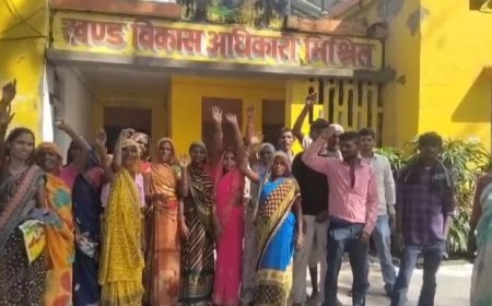 Sitapur : किसान- मजदूरों ने मनरेगा कार्य का भुगतान व मजदूरी को लेकर विकासखंड कार्यालय का किया घेराव
