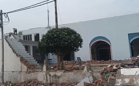 संभल में गौसुलवरा मस्जिद का ध्वस्तीकरण शुरू, मस्जिद कमेटी और प्रशासन का सहयोग।