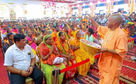 Lucknow: स्वच्छता मित्र सम्मान समारोह में शामिल हुए मुख्यमंत्री, सफाई मित्रों पर की पुष्पवर्षा, स्कूली बच्ची संग खिंचवाई फोटो। 