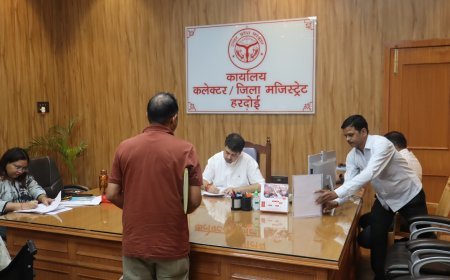 Hardoi : हरदोई में जिलाधिकारी ने जनसुनवाई में 132 शिकायतें सुनीं